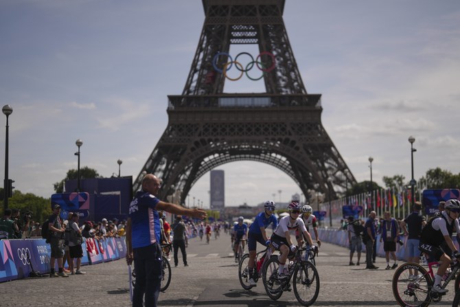 Paris: un homme escalade la tour Eiffel avant d'être interpellé