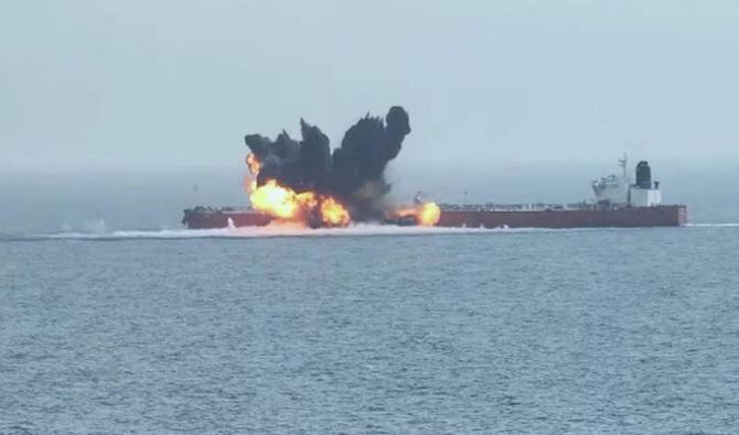 Explosions près de deux navires au large du Yémen.