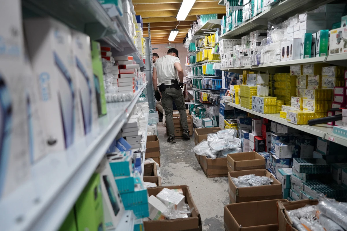 Pendant les JO, les douaniers parisiens partent à la chasse aux contrefaçons