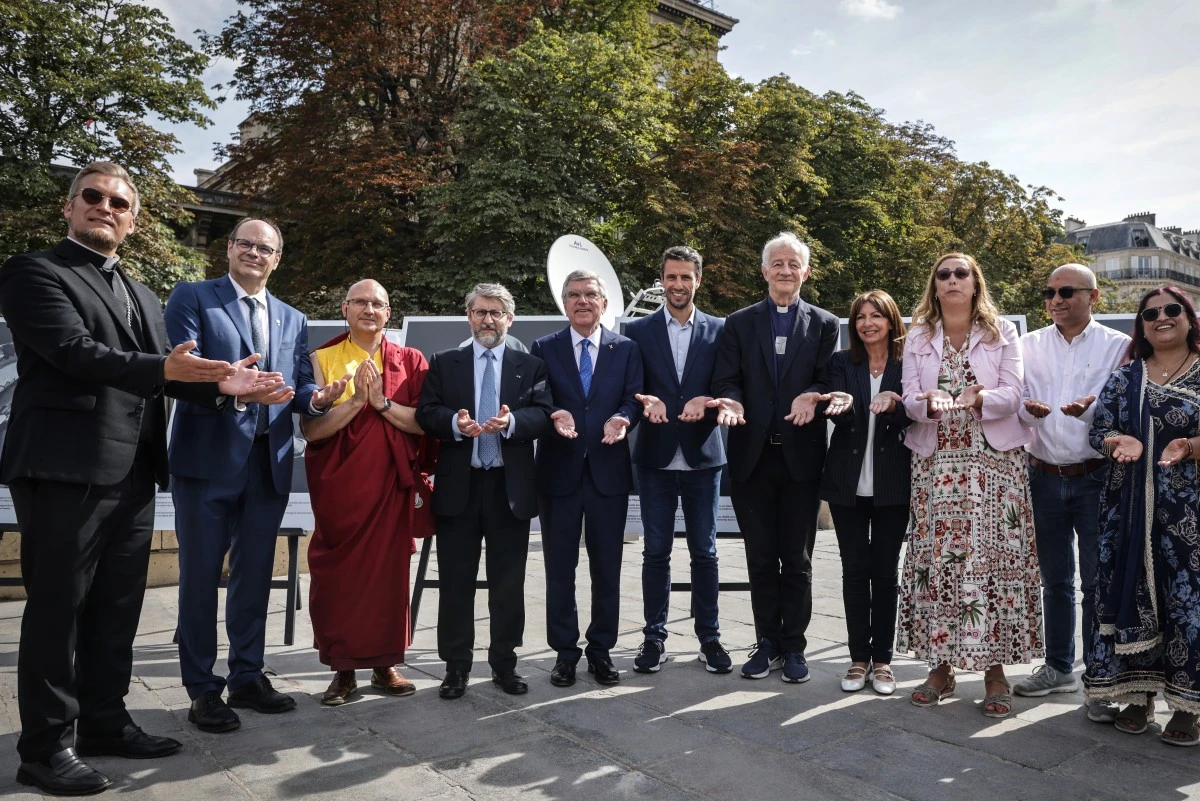 Sur le parvis de la cathédrale Notre-Dame de Paris, les représentants des grandes religions ont célébré dimanche matin, avec le président du Comité international olympique (CIO) Thomas Bach, les idéaux de paix et de fraternité qu'ils partagent. (AFP)