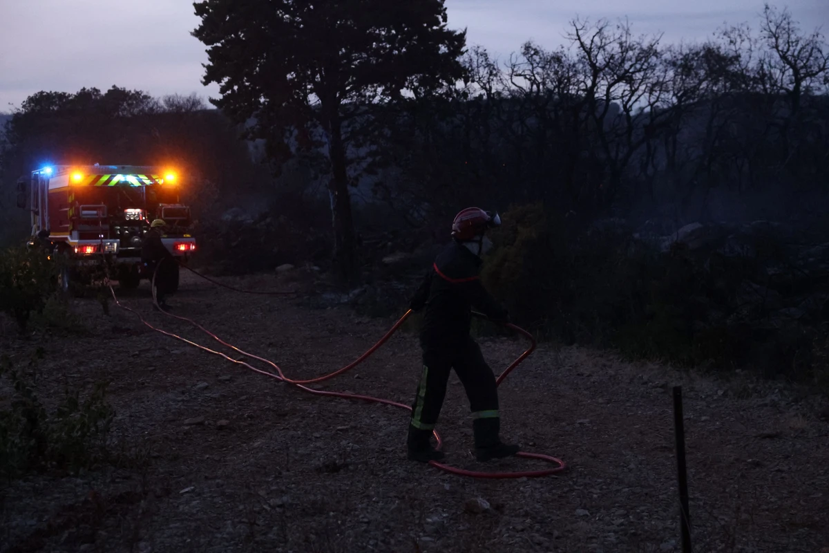 Incendies dans le sud de la France : 3.000 vacanciers évacués d'un camping
