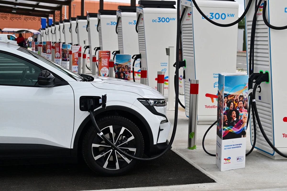 Voitures électriques: la recharge sur autoroute a explosé cet été
