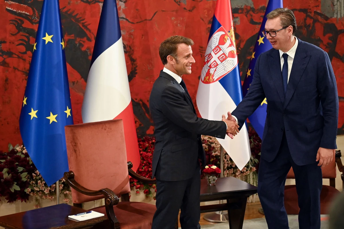 Macron à Belgrade, la Serbie achète douze avions de combat Rafale