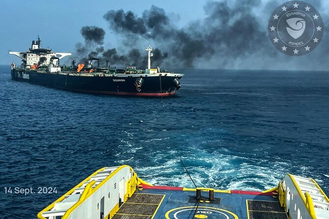 Le remorquage d'un pétrolier attaqué en mer Rouge se poursuit lentement, selon l'armée grecque