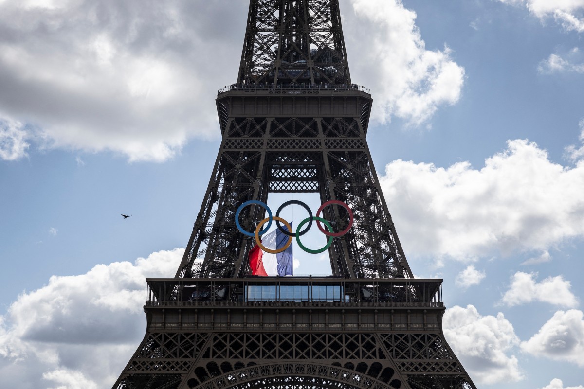 Les anneaux olympiques « vont rester sur la tour Eiffel » après les Jeux, annonce Hidalgo