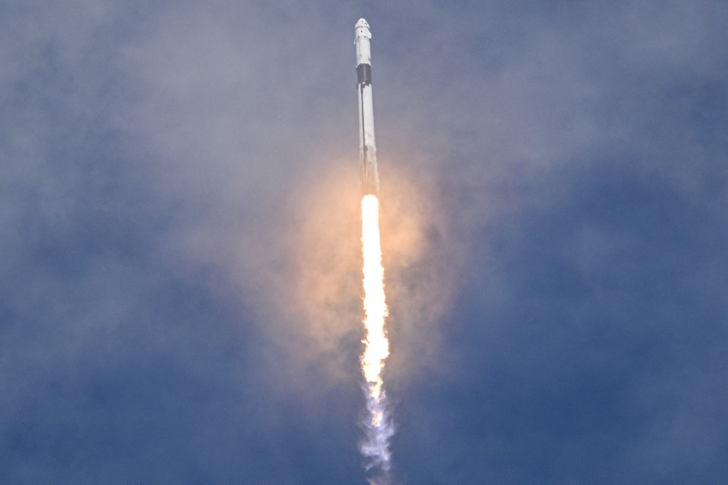 Le vaisseau de SpaceX amarré à l'ISS pour secourir des astronautes