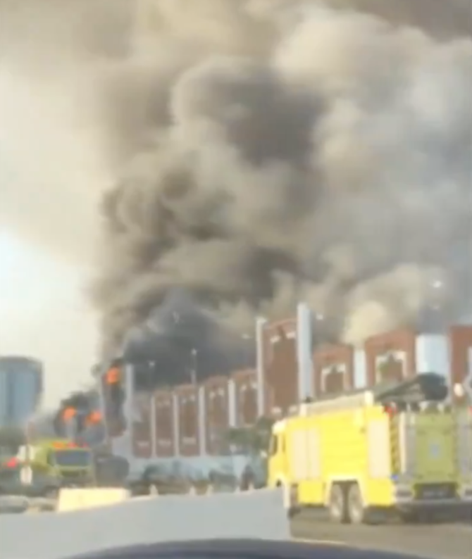 Un incendie entraîne l'effondrement partiel de la façade du marché international de Djeddah