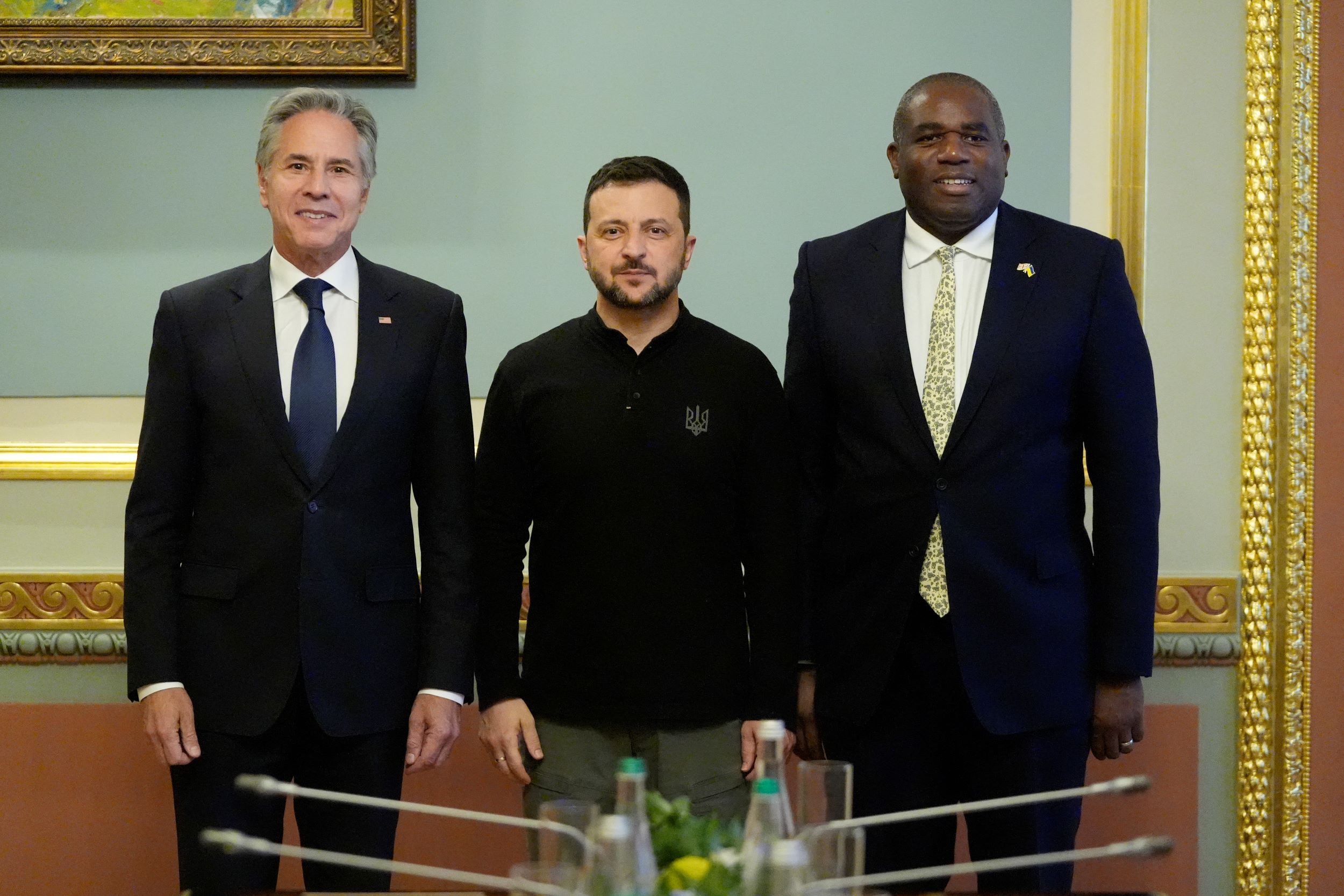 En visite en Ukraine, les chefs des diplomaties américaine et britannique s'engagent pour la "victoire"
