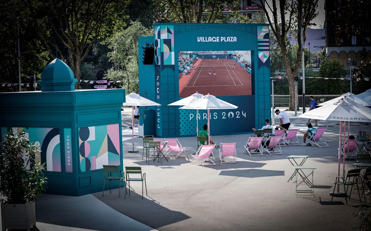 Démontage du village olympique: oreillers, matelas, mobilier en chemin pour une réutilisation