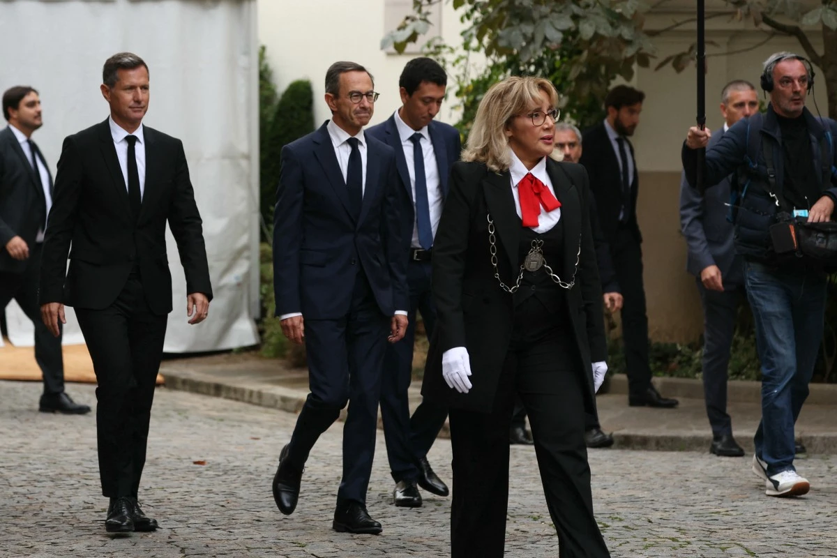 Premiers pas du gouvernement Barnier à Matignon puis à l'Elysée