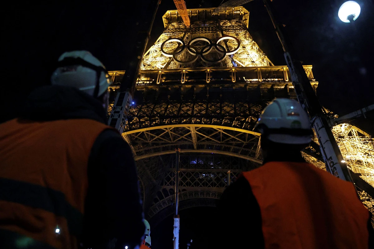 Les anneaux olympiques ont été décrochés de la tour Eiffel