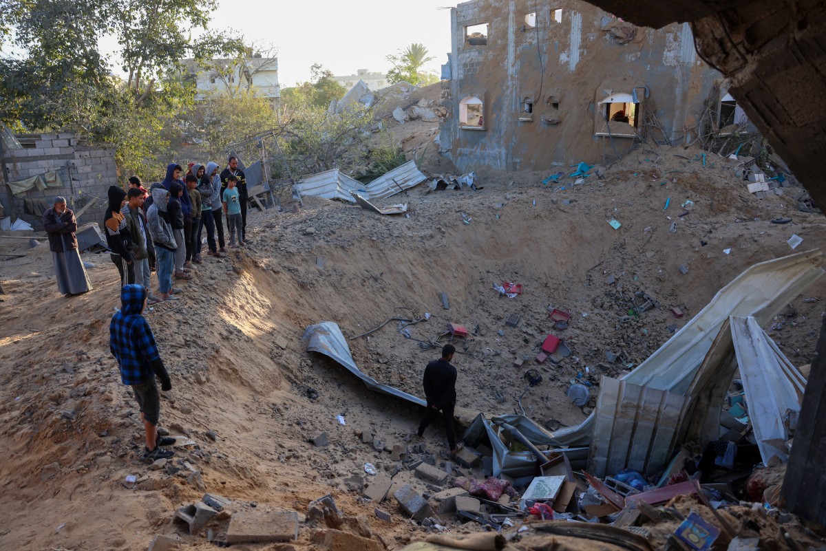 Gaza: la Défense civile annonce au moins 20 morts dont des enfants dans deux frappes aériennes à Khan Younès