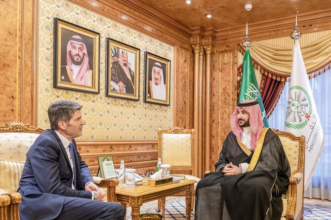 Le ministre saoudien de la Défense rencontre l'ambassadeur de France au Royaume d'Arabie saoudite.