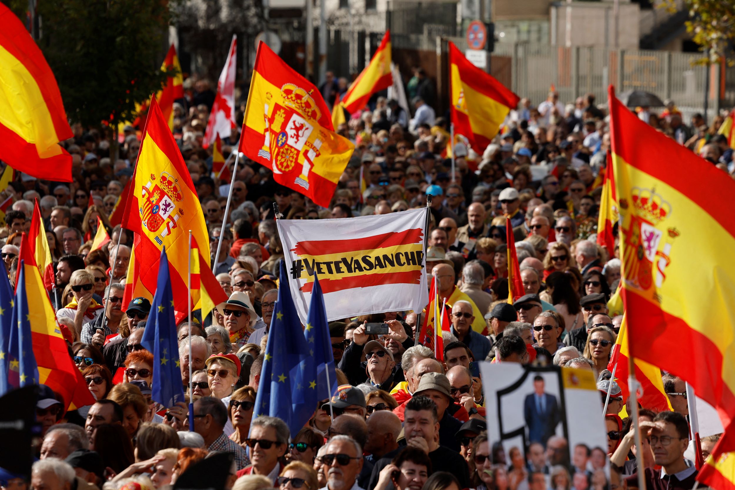 Espagne : des milliers de manifestants à Madrid contre le gouvernement Sanchez