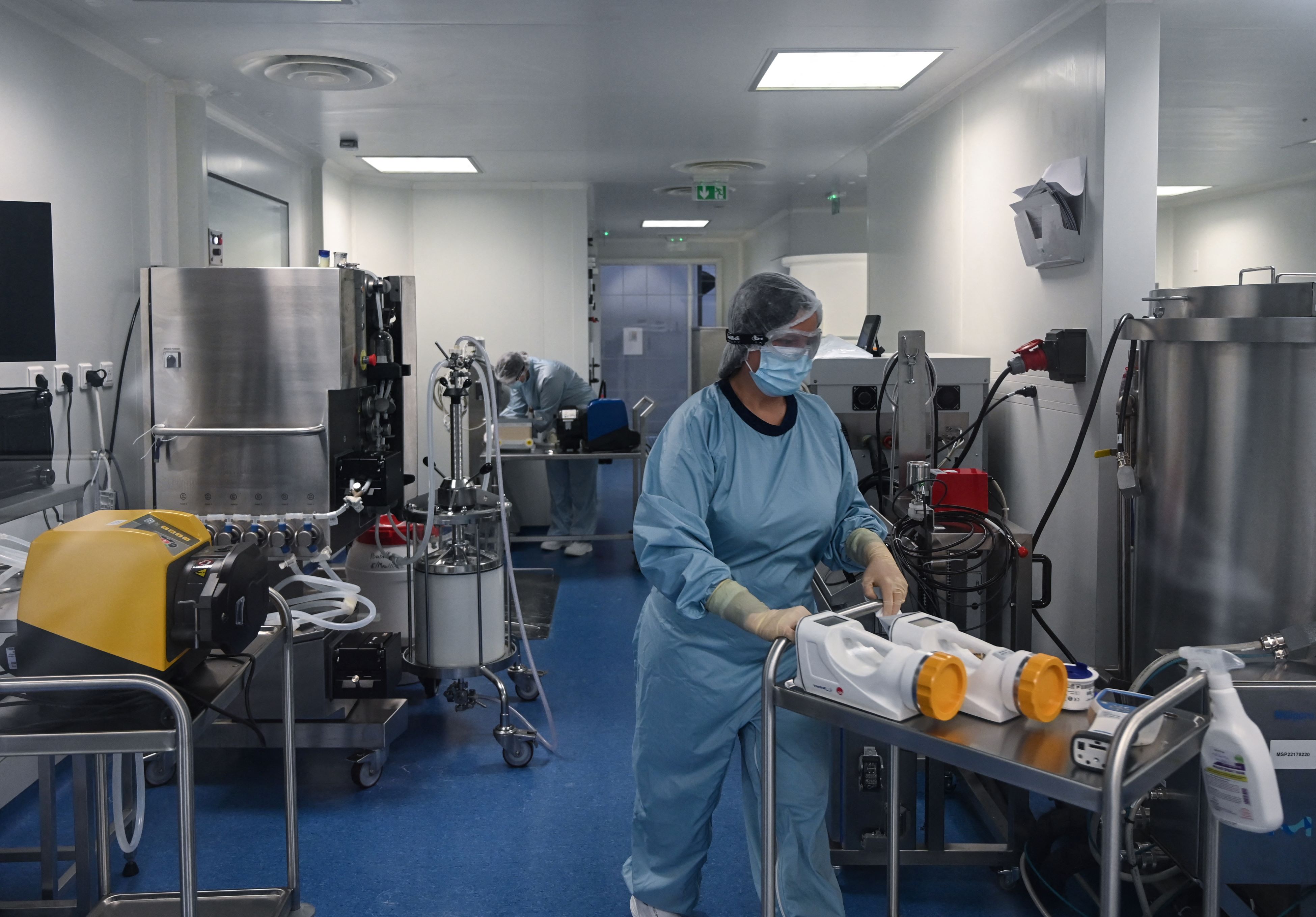 Des ingénieurs de la société française de biotechnologie Fab'entech travaillent dans le laboratoire de l'usine du groupe à Saint-Priest, près de Lyon, le 25 mars 2021. (Photo AFP)
