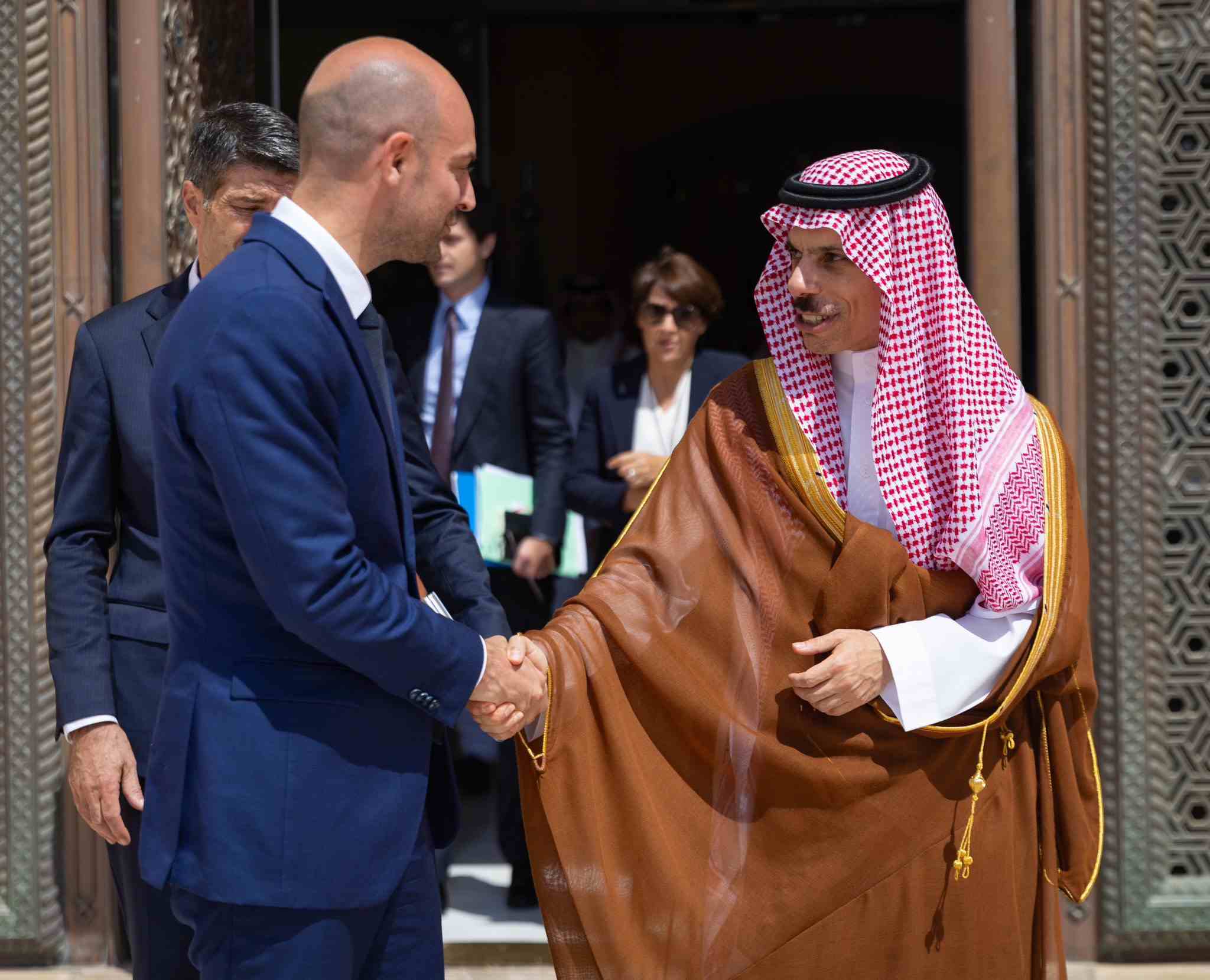 Liban: Barrot en Arabie saoudite et au Qatar pour tenter d'endiguer l'offensive israelienne