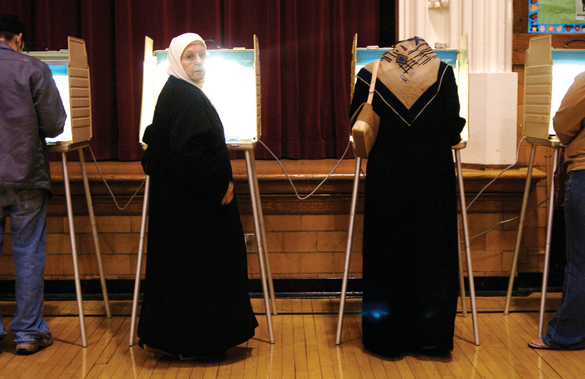  CHICAGO/LONDRES: L'électorat arabo-américain, souvent considéré sous l'angle des préoccupations liées au Moyen-Orient, comme le conflit israélo-palestinien, présente une image beaucoup plus nuancée lors des prochaines élections américaines, ont déclaré des experts à Arab News. Joseph Haboush, correspondant d'Al Arabiya English à Washington, et Tarek Ali Ahmad, chef de l'unité de recherche et d'études d'Arab News, ont expliqué que si la question palestinienne reste importante, les Américains d'origine arabe se concentrent tout autant sur des questions intérieures telles que l'économie, la sécurité aux frontières et les discours de haine. "La question de la Palestine n'est pas aussi répandue parmi les électeurs arabes-américains qu'on pourrait le penser", a déclaré Haboush. Les résultats du sondage suggèrent que les électeurs arabes-américains se concentrent à la fois sur les questions intérieures et sur le conflit au Moyen-Orient, mais qu'ils pensent que Trump, plutôt que Harris, est plus à même de mettre fin aux guerres en cours. (Getty Images/File) Haboush, un Américain d'origine libanaise, a déclaré que de nombreux Américains d'origine arabe, en particulier ceux d'origine libanaise, ont des opinions contradictoires sur la Palestine en raison de l'histoire complexe du Liban avec la communauté palestinienne au cours de sa guerre civile. Certains reprochent aux Palestiniens leur rôle dans le conflit, tandis que d'autres voient la question différemment, a déclaré Haboush lors de l'enregistrement du "Ray Hanania Radio Show" jeudi. "Il est intéressant de constater que cette question n'est peut-être pas aussi prioritaire pour les électeurs arabes-américains qu'un observateur extérieur pourrait le penser”. Les résultats du sondage suggèrent que les électeurs arabes-américains se concentrent à la fois sur les questions intérieures et sur le conflit au Moyen-Orient, mais qu'ils pensent que Trump, plutôt que Harris, est plus à même de mettre fin aux guerres en cours. (Getty Images/File) L'évolution démograph