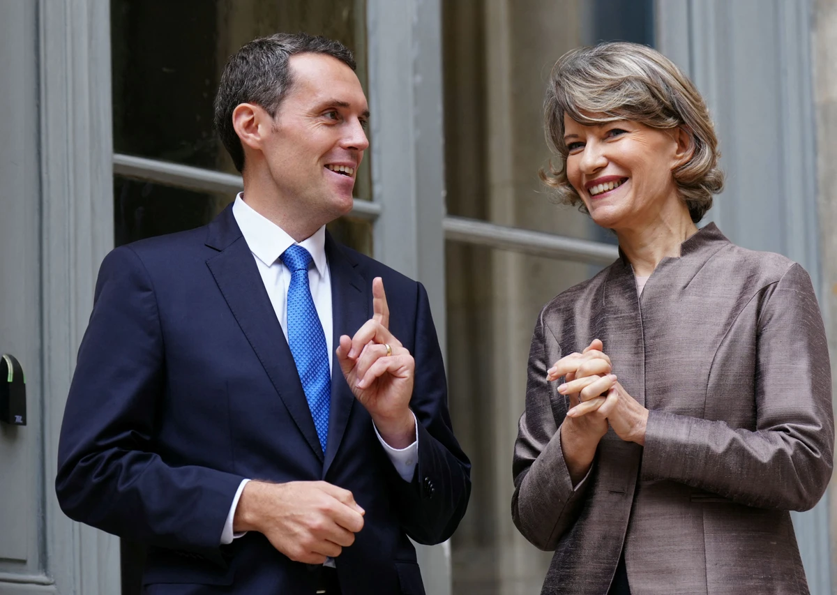 Interdiction totale des portables à l'école: le ministre Portier veut une généralisation en 2025