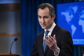 Un journaliste conteste les messages du porte-parole américain lors d'une conférence de presse