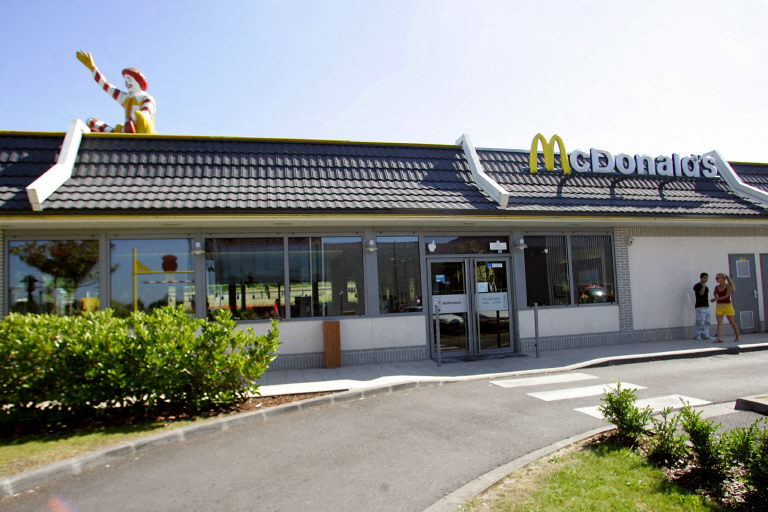 Sexagénaire tué par balle à Paris dans un McDo: le suspect incarcéré