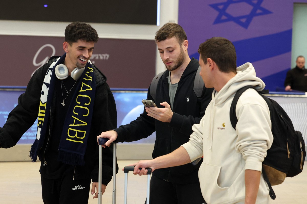 Un premier avion transportant des Israéliens évacués d'Amsterdam atterrit à Tel-Aviv
