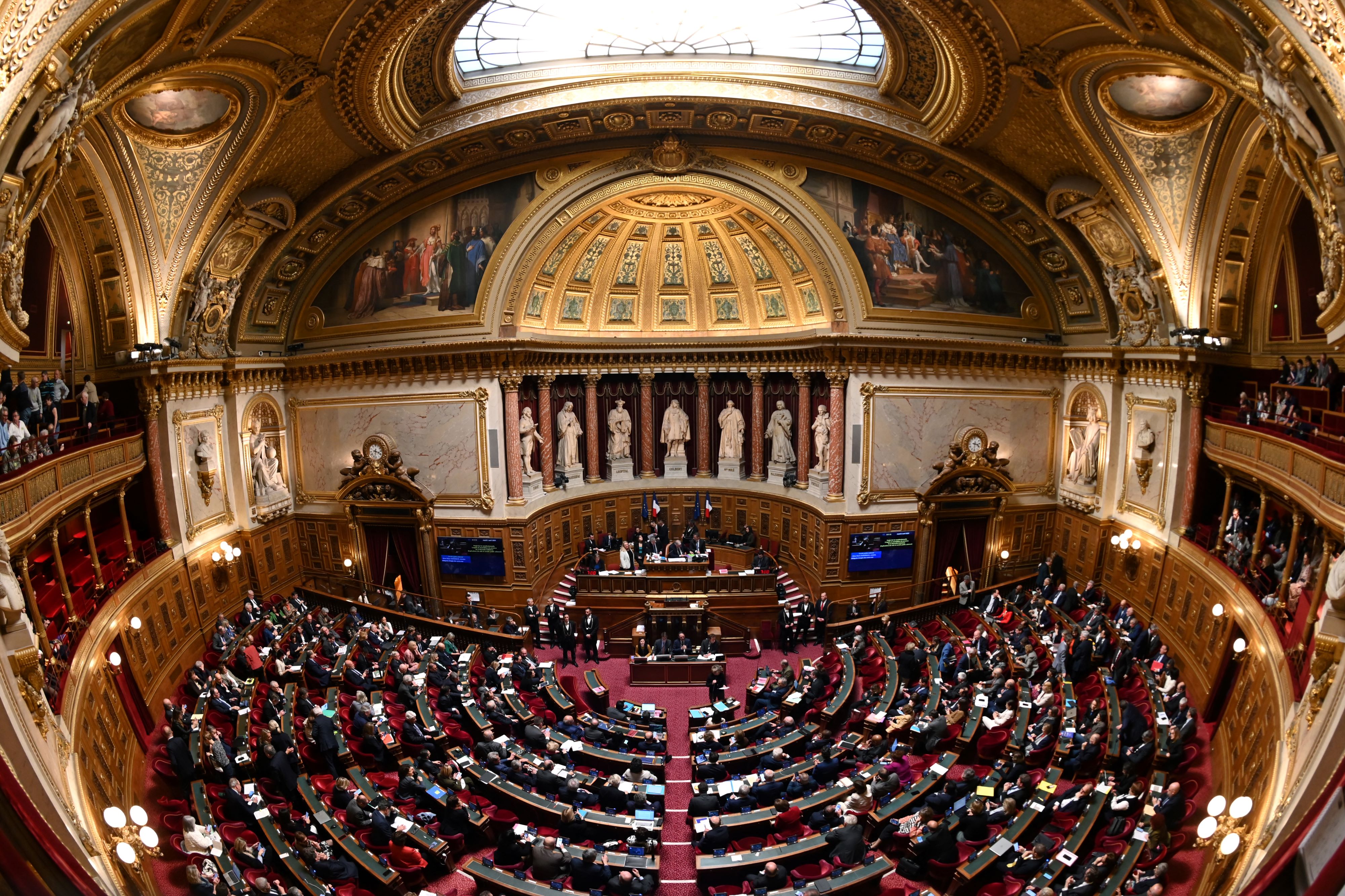 Crise politique en France: le risque de censure du gouvernement s'accentue