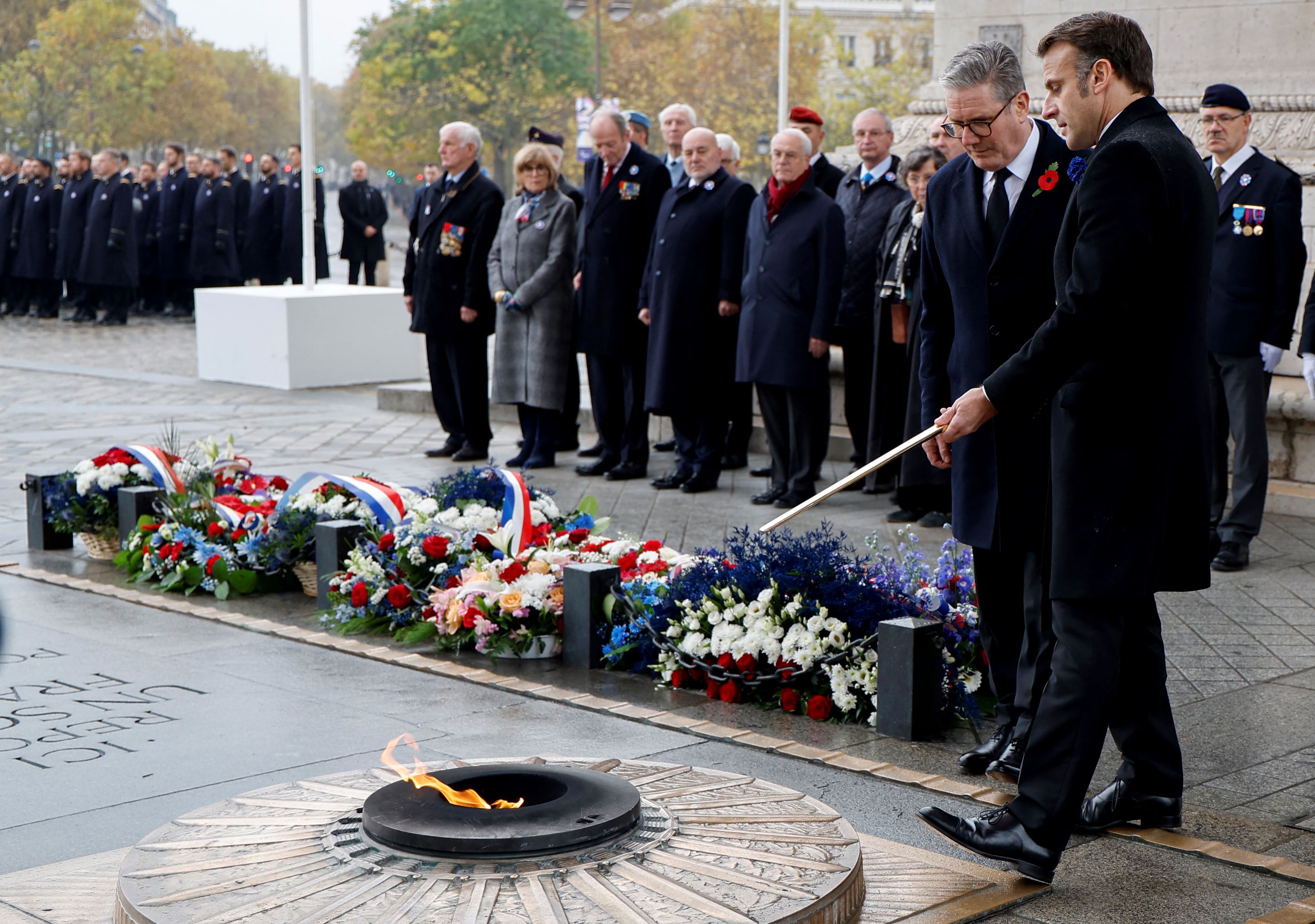 Emmanuel Macron et le Premier ministre britannique commémorent le 11 Novembre à Paris