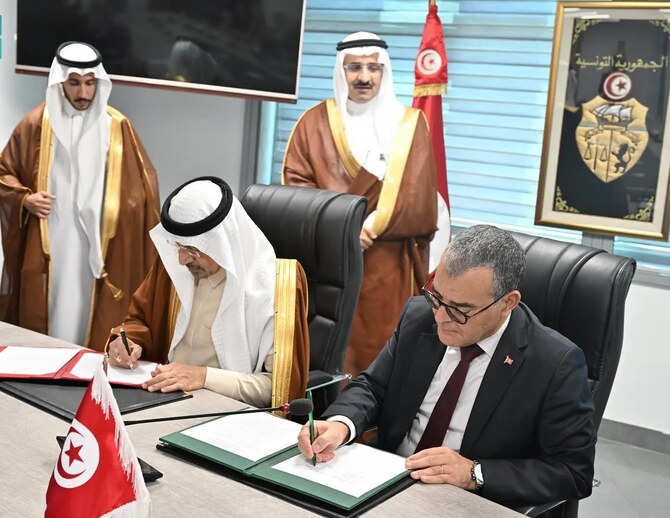 The deal, which was inked by Saudi Minister of Investment Khalid Al-Falih and Tunisian Minister of Economy and Planning Samir Abdel Hafeez in Tunis, focuses on sharing regulations and laws to enhance the investment environment in both countries. (SPA)