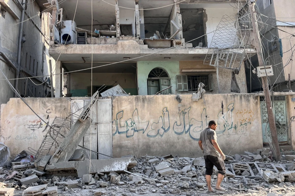 Gaza: la Défense civile annonce 12 morts dans une frappe sur une école transformée en refuge dans le nord