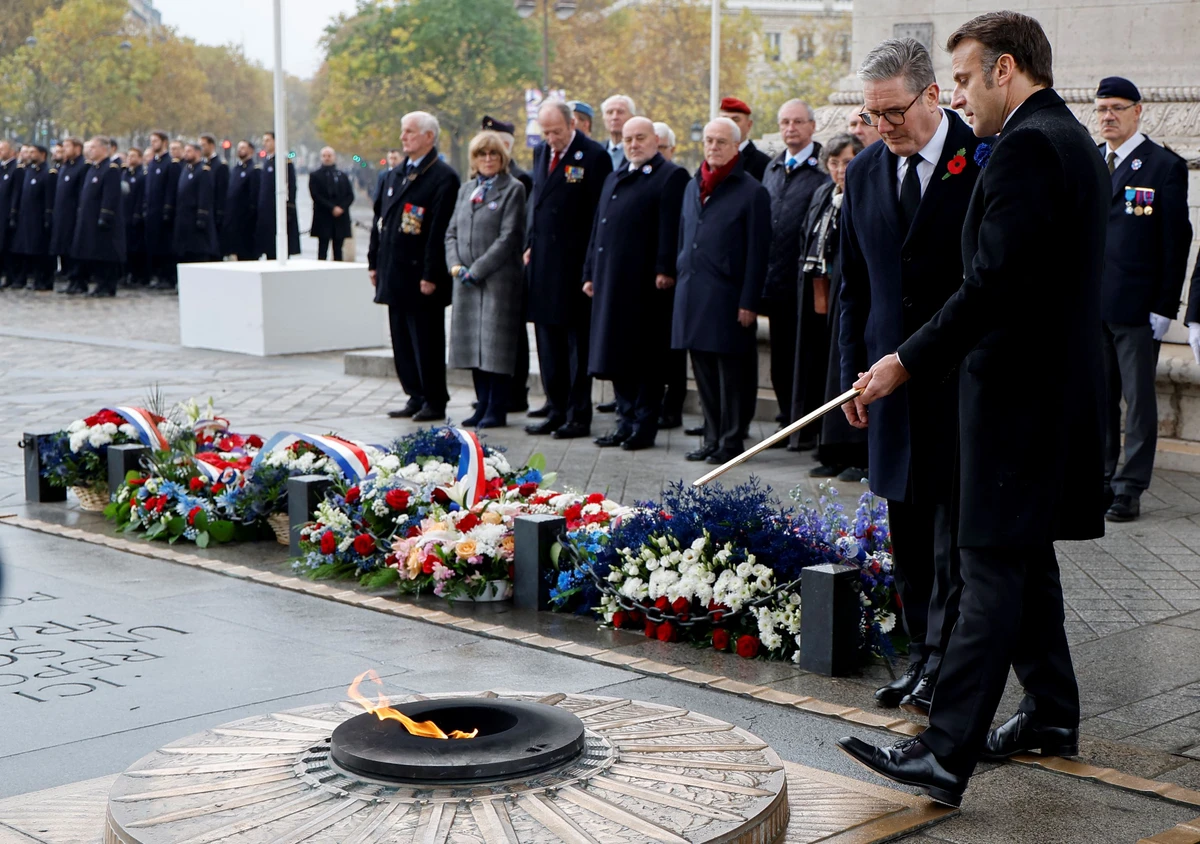 Emmanuel Macron et le Premier ministre britannique commémorent le 11 Novembre à Paris