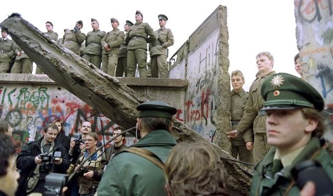 Une Allemagne touchée par la crise commémore la chute du Mur, un « jour heureux »