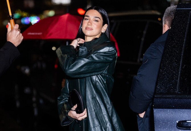 Dua Lipa choisit des talons signés Amina Muaddi lors de son apparition à New York