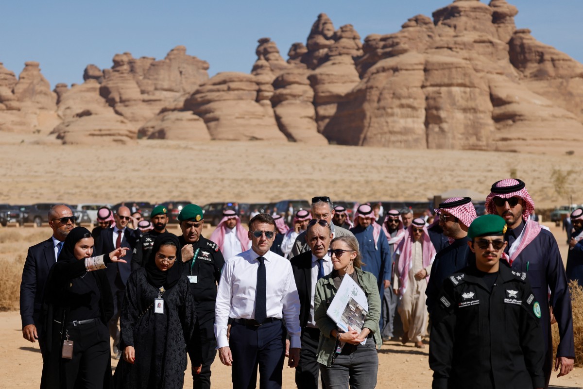 Macron de retour à Paris après la visite d’Al Ula, fleuron de la coopération franco-saoudienne
