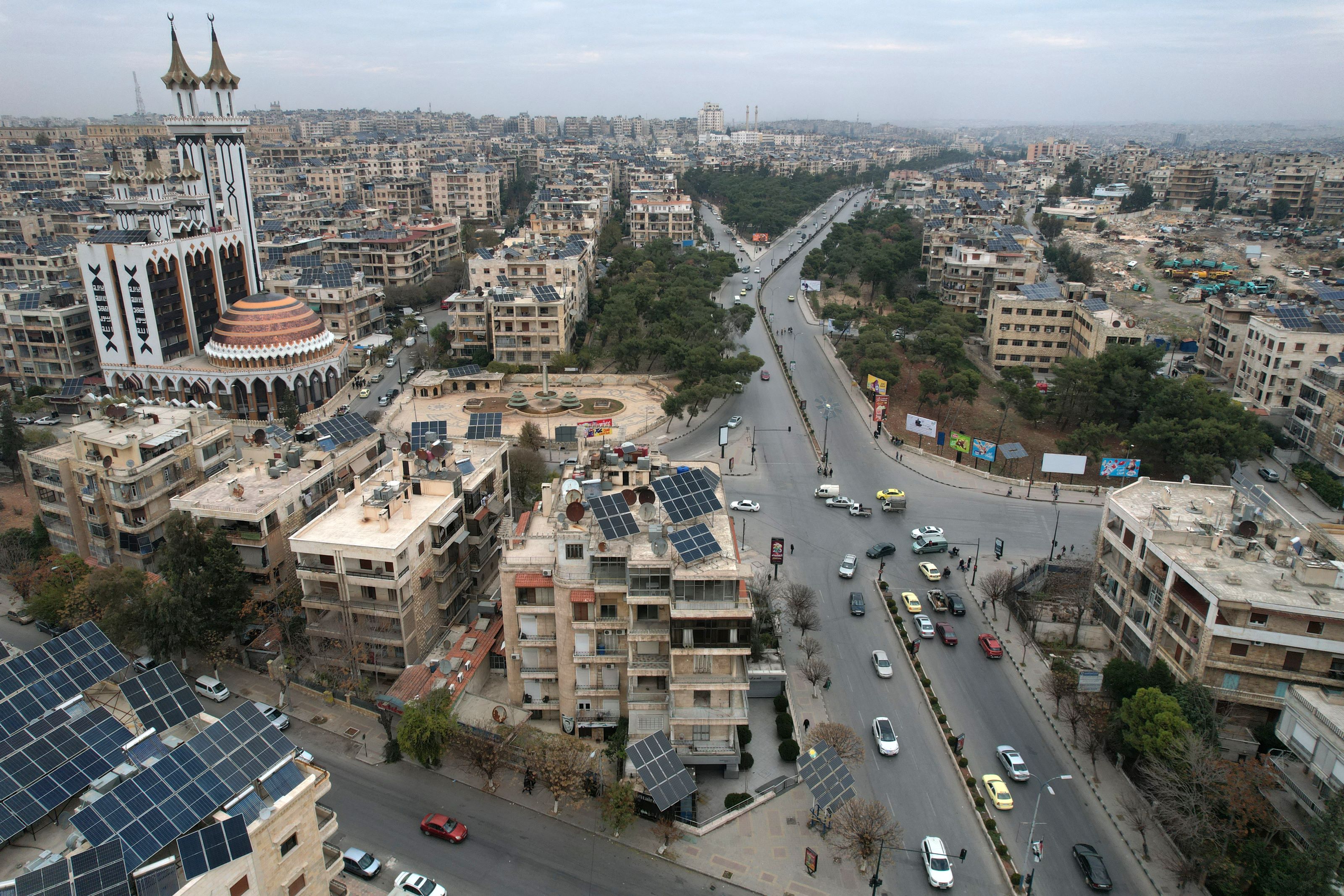 Les rebelles encerclent quasi-totalement une ville-clé de Syrie