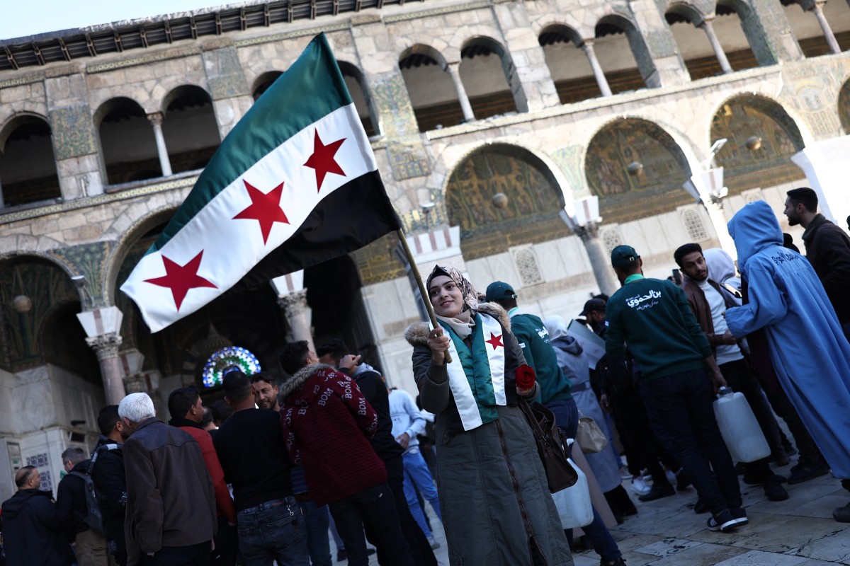 Syrie: des milliers de Syriens dans les rues pour fêter «la victoire de la révolution»