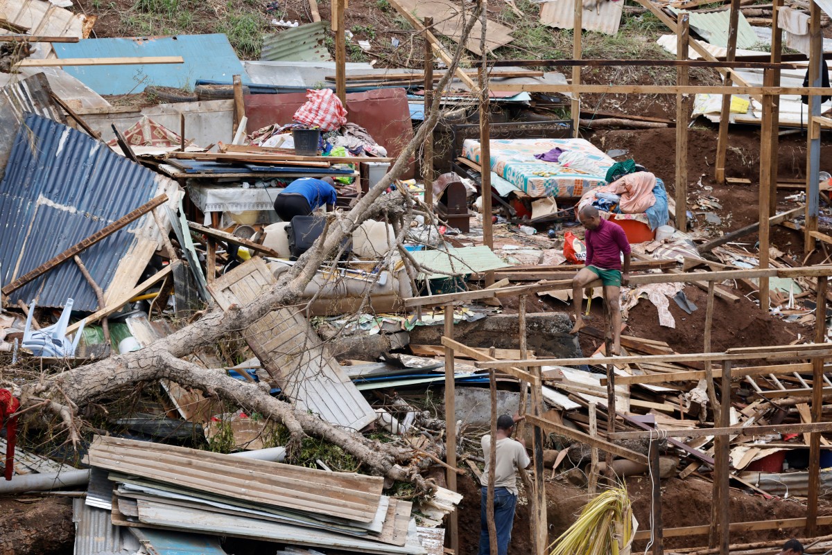 «Mayotte est morte»: dans un quartier précaire de l'île, ruines et désolation