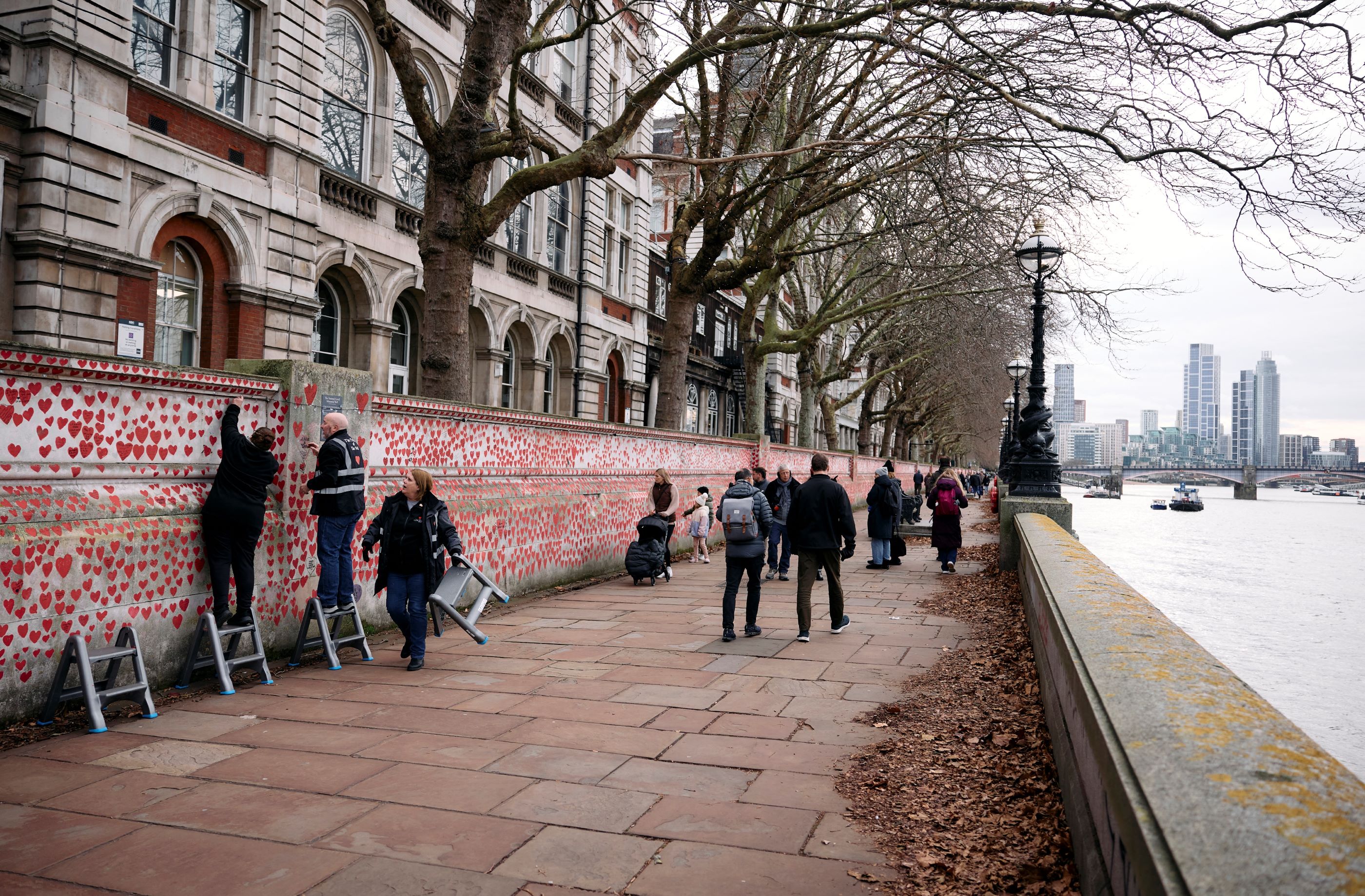 A Londres, un mur du souvenir pour les victimes du Covid s'illumine pour Noël