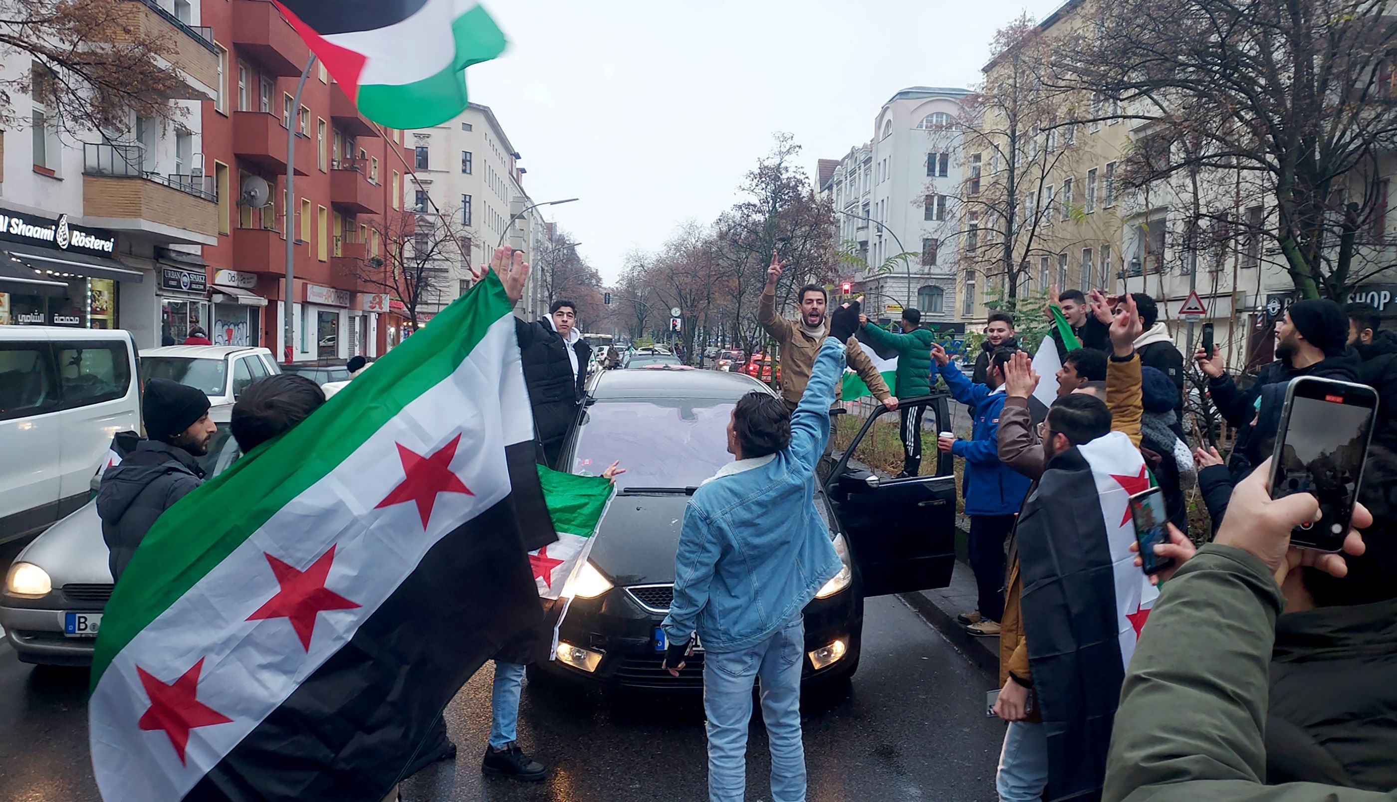 Des Syriens manifestent leur joie dans les rues de Berlin après la chute d'Assad