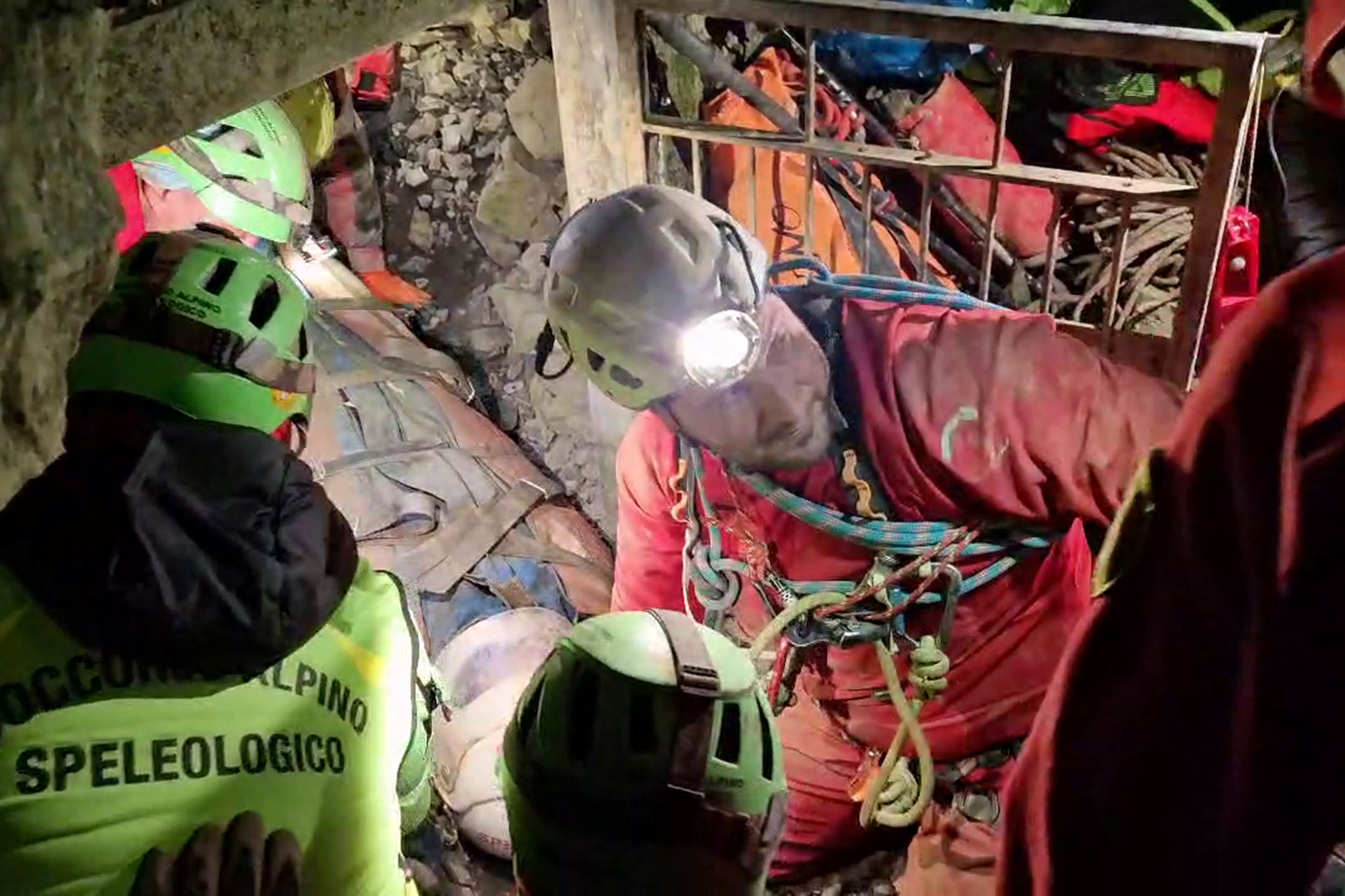 Italie : une spéléologue blessée sauvée après être restée quatre jours dans une grotte