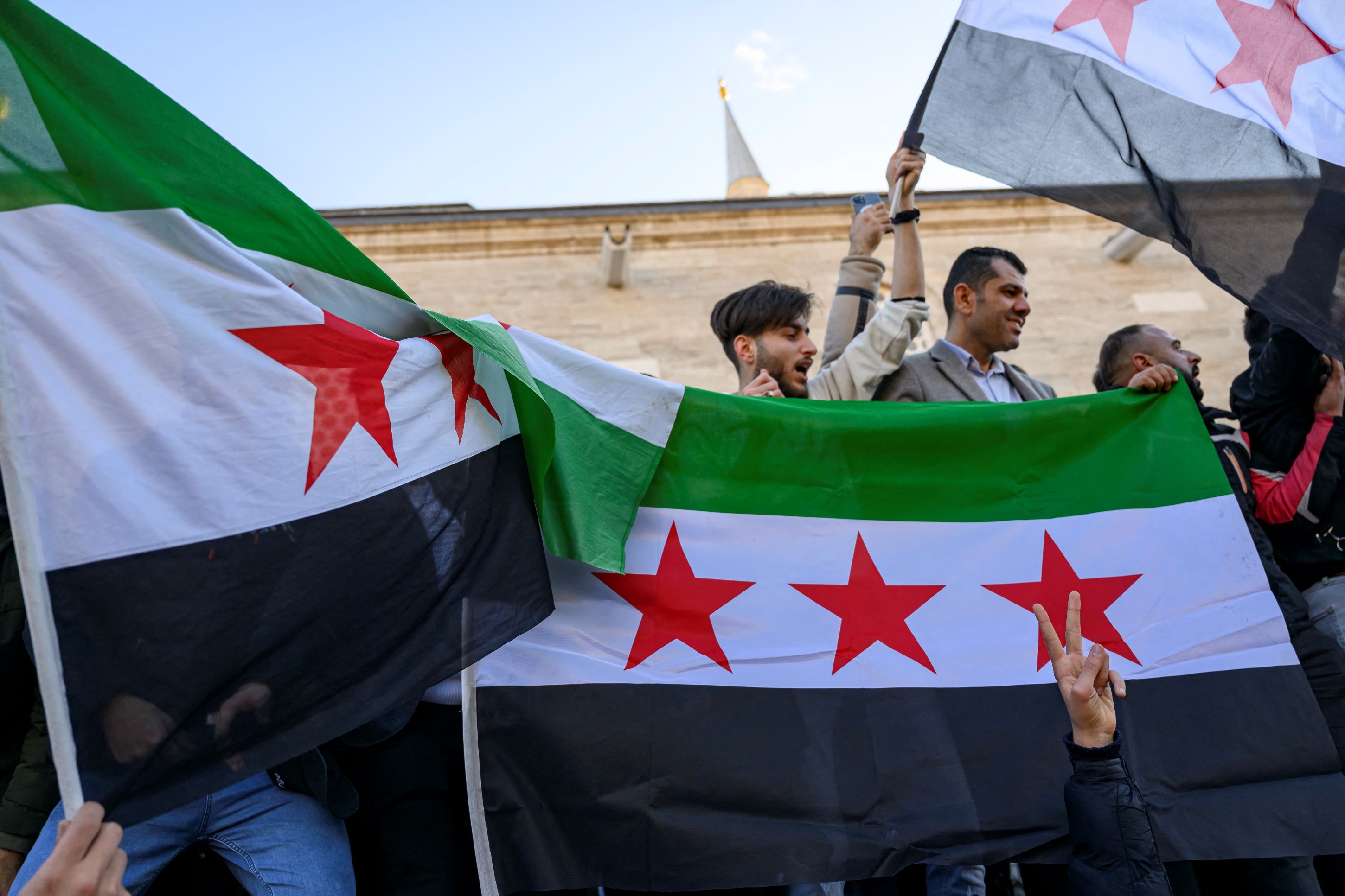 « L'impression de renaître » : les Syriens d'Istanbul exultent après la chute d'Assad