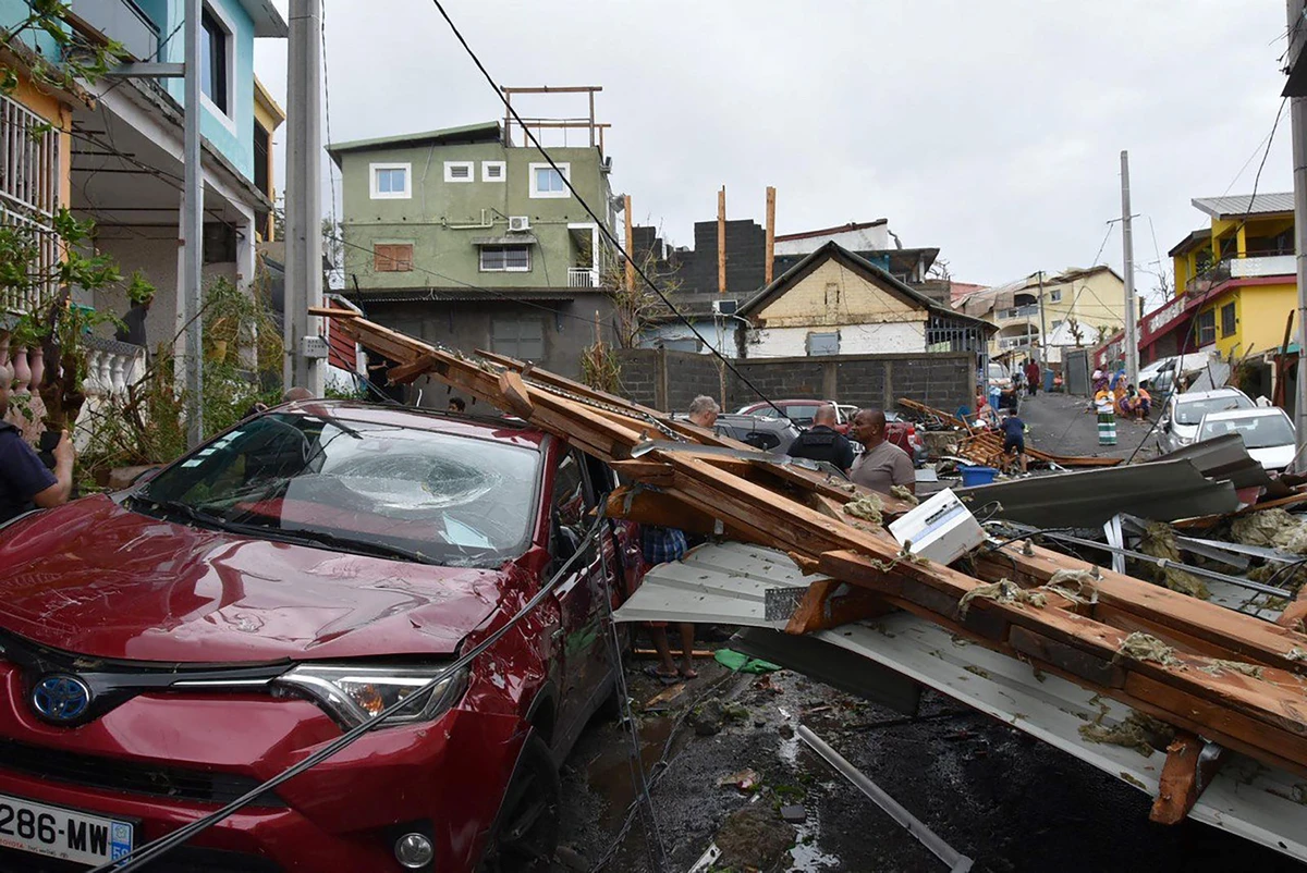 Mayotte dévasté par un cyclone: premières évacuations, Macron sur place "dans les prochains jours"