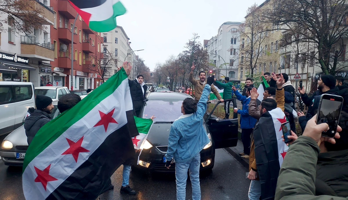 Des Syriens manifestent leur joie dans les rues de Berlin après la chute d'Assad
