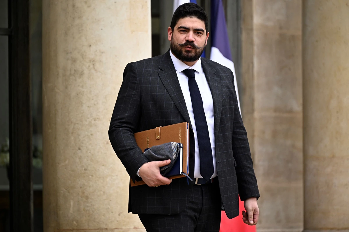 La fonction publique lance le bras de fer avec le gouvernement en pleine crise politique