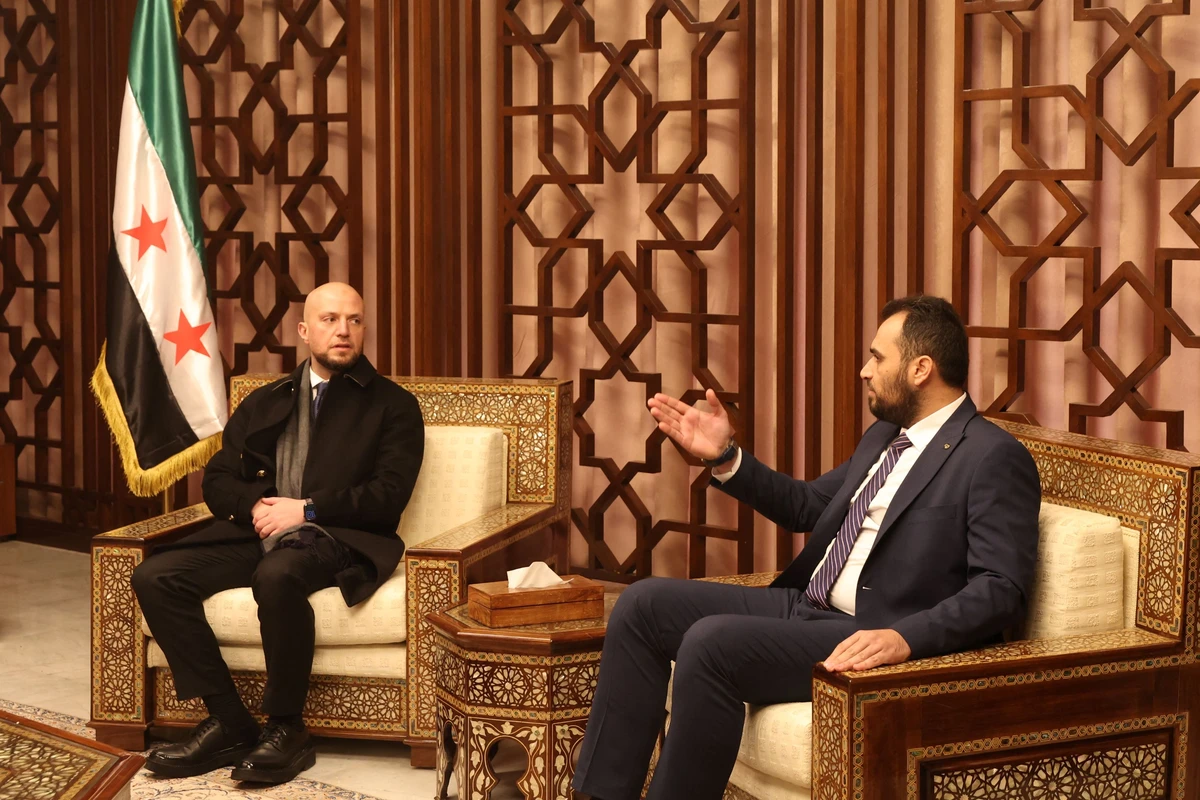 Syrie : le nouveau dirigeant rencontre des représentants du gouvernement libyen de l'ouest
