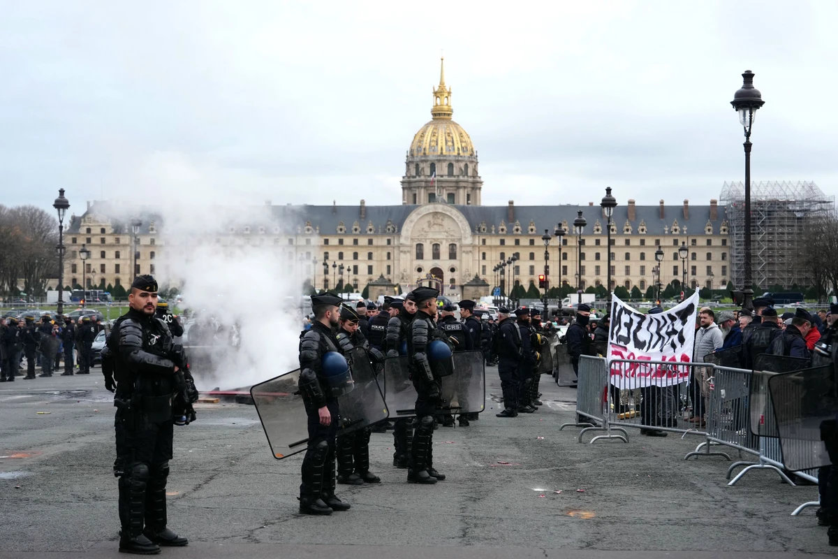 Transport des malades : 500 taxis manifestent près de l'Assemblée nationale à Paris