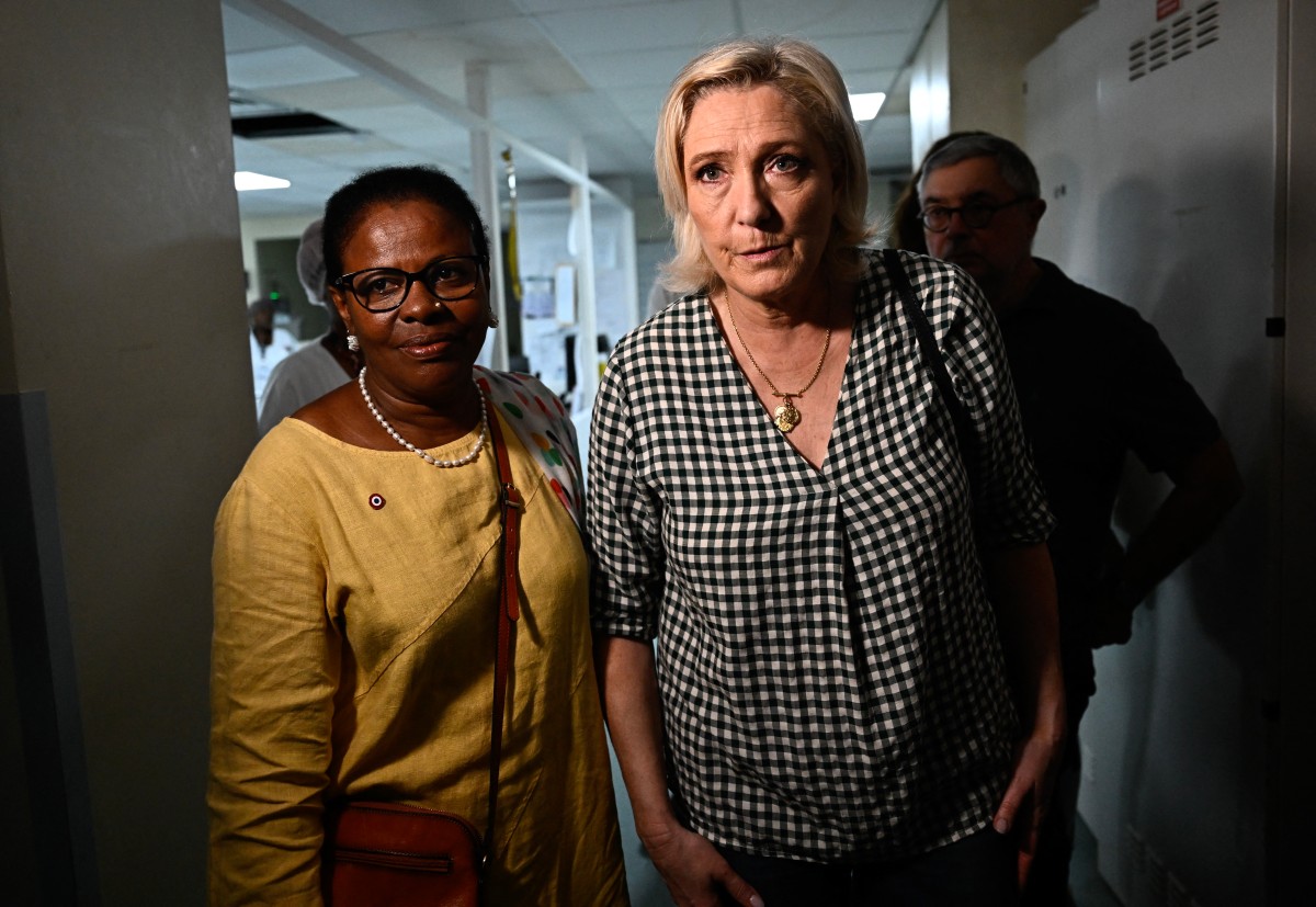 A Mayotte, Marine Le Pen veut «sonner la cloche» au gouvernement