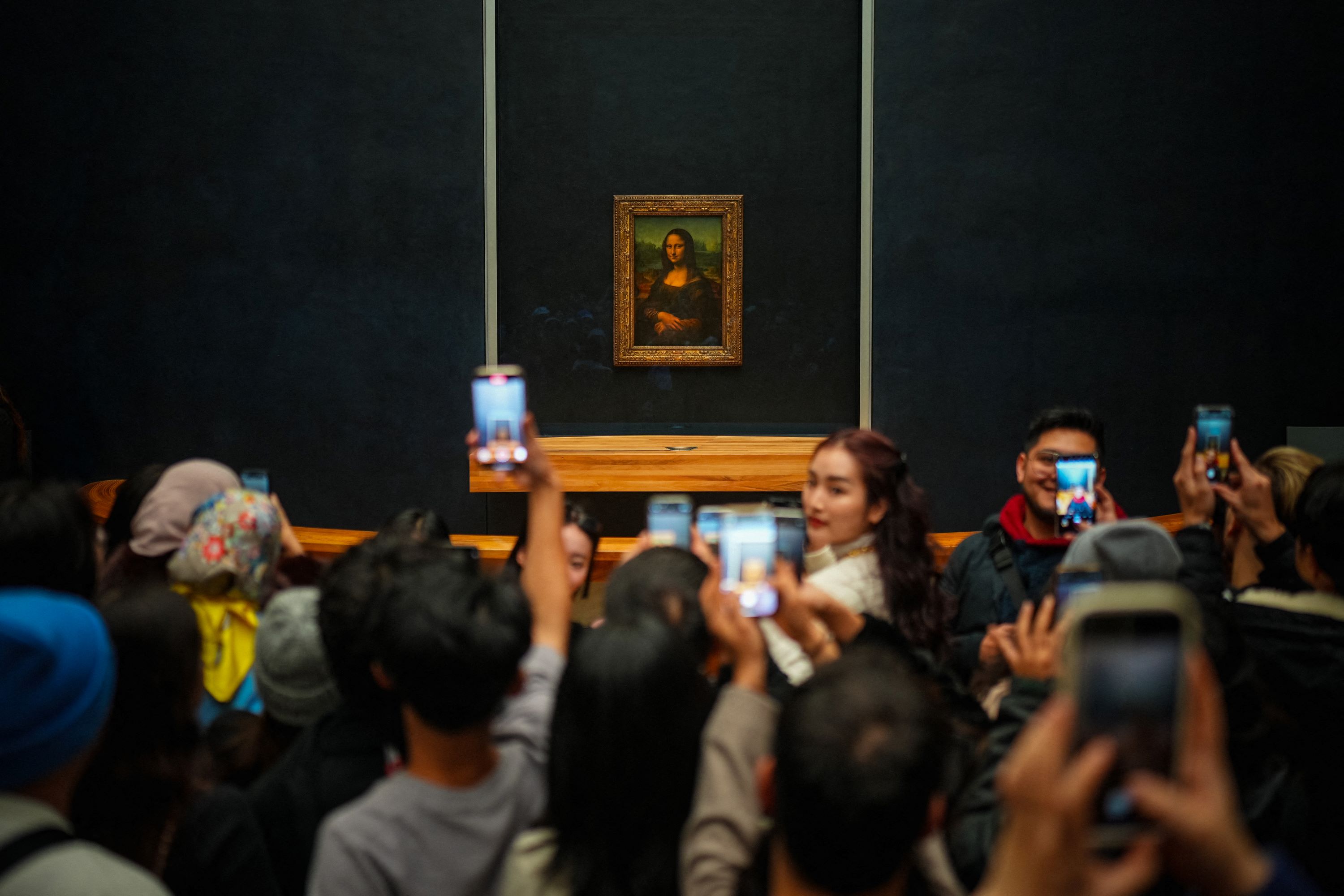 Emmanuel Macron "au chevet du Louvre", annonces à la clé