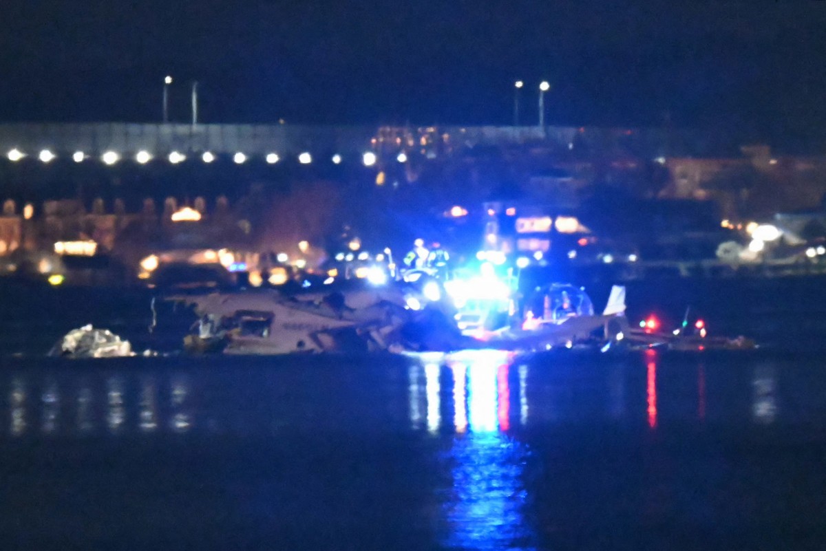 Un avion avec 64 personnes et un hélicoptère s'écrasent dans un fleuve à Washington