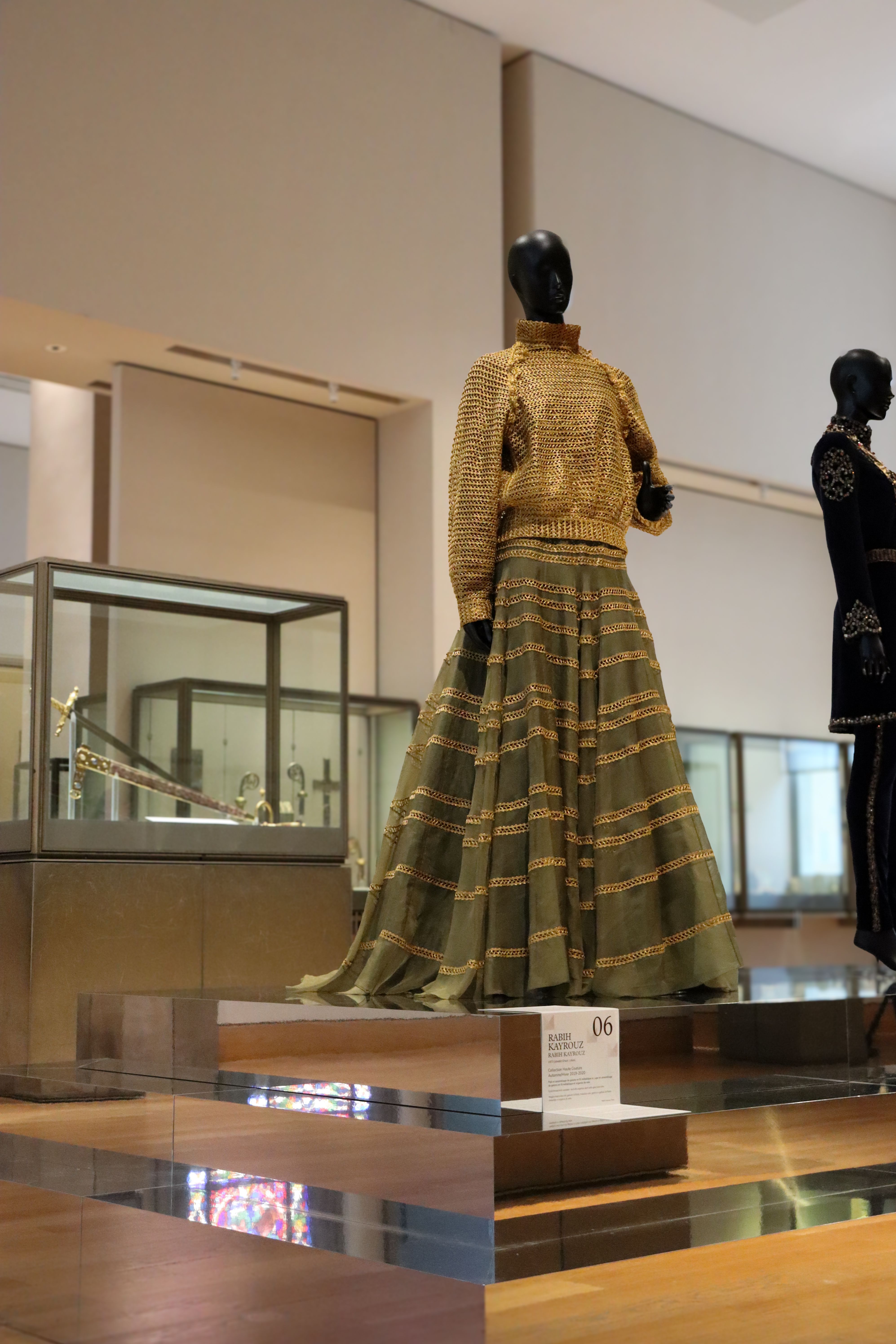 Au Louvre, une tenue de Rabih Kayrouz tutoie la Joconde