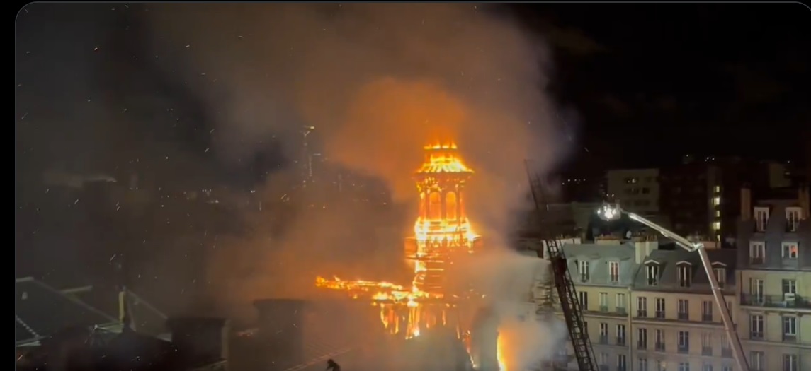 Paris: la mairie du 12e touchée par un spectaculaire incendie, pas de victimes